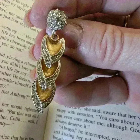 Vintage 1950s goldtone sparkly drop clip on earrings - Picture 2 of 5